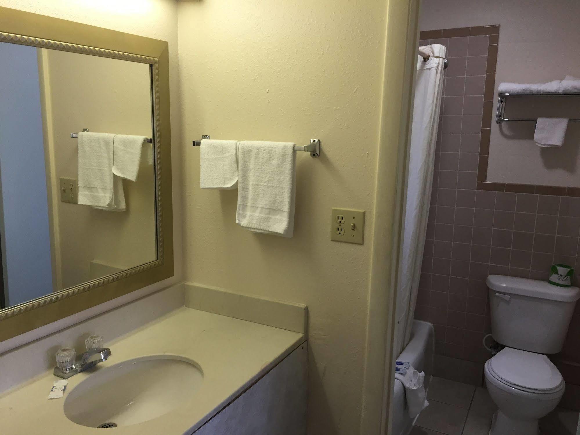Economy Inn St. James ภายนอก รูปภาพ